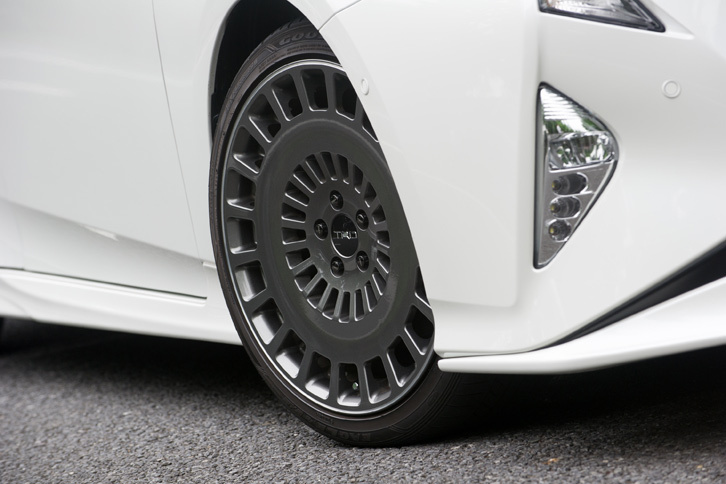 テスト車には215/40R18サイズのコンフォートタイヤ「グッドイヤー・イーグルLS EXE」と、「TRD TF8」と呼ばれる18インチアルミホイールが装着されていた。