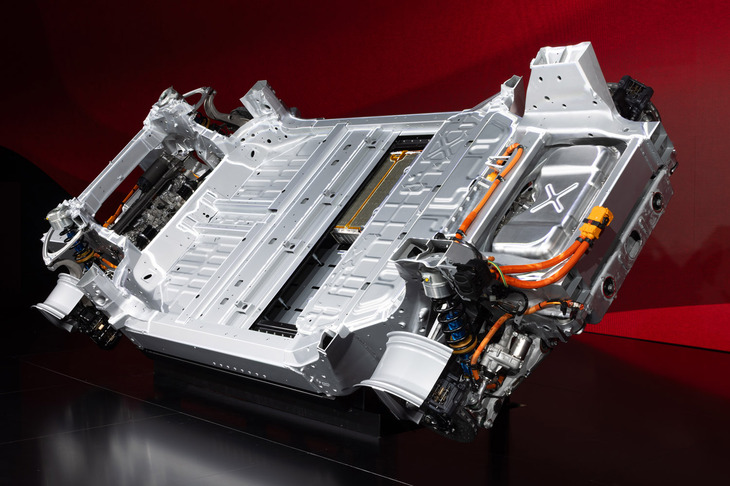 後方から見たベアシャシー。基本レイアウトは多くのBEVと同様、フロアにバッテリーを敷き詰め、その前後に駆動用モーターを配置するというかたちになる。