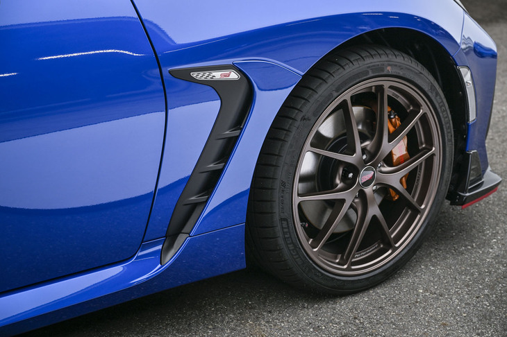 スバルBRZ STI Sport（STIパーツ装着車／STIフロントフェンダーガーニッシュ）