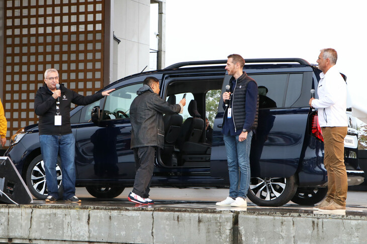 自身も「カングー」のオーナーである安田大サーカスの団長安田さん（写真中央左）は、広々キャビンの「グラン カングー」に興味津々。家族とのドライブだけでなく、趣味の自転車のトランスポーターとしてもカングーを活用しているだけに、フランスの開発チームに、グラン カングーについてユーザー目線でさまざまな質問をぶつけていた。