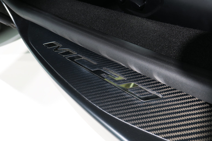 マセラティMC20（サイドシル）