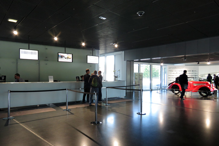 入場券売り場の様子。奥に見える赤いクルマは「BMW 303」？　車名をメモしそびれてしまった。