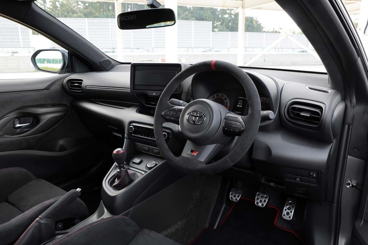 ブラック基調のインテリア。「GRヤリス」のものと異なり、シフトベゼルやドアインナーガーニッシュには鋳物ブラック塗装が、インパネやドアトリムのオーナメントにはスモークシルバー塗装が施されている。