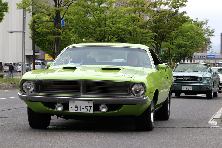マッスルカーとして人気の高い1970年「プリマス・クーダ」。続くのは1966年「フォード・マスタング コンバーチブル」。