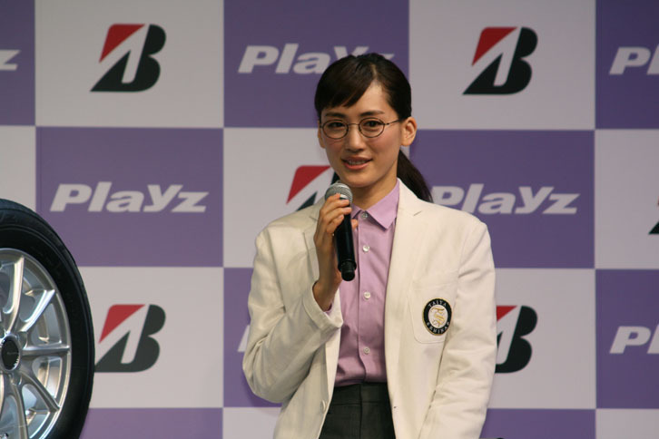 「プレイズPX」のCMキャラクターを務める綾瀬はるかさん。