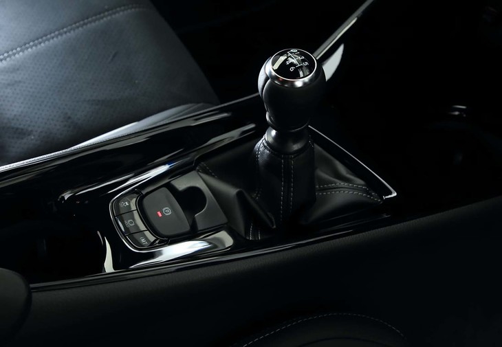 6段MTモデルのシフトレバー。発進アシストやブリッピング機能はレバー後方のボタンでオン／オフが可能。