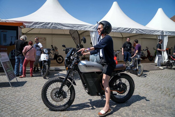 ドイツ・ミュンヘンを拠点に活動するBLACK TEA MOTORBIKES（ブラックティーモーターバイク）。パテントが切れたことで安く流通している「ホンダCG125」系のフレームに電動ユニットを搭載。エンジン部分に脱着可能な2つのバッテリーをセットし、リアにホイール・イン・モーターを備えている。手ごろな価格とノスタルジックなスタイルで、独自の電動バイクの世界を構築。出力やバッテリー容量が異なる複数の電動パワートレインを用意しており、スタイルのアレンジを含め、全4モデルをラインナップする。