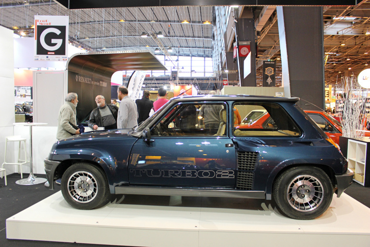 「ルノー5ターボ2」（1983年）。ギャレット製T3ターボチャージャー付きの1.4リッター直4エンジン（最高出力160ps/6000rpm）をミドシップ。最高速度は200km/hに達した。ルノーの“ターボ付き市販車ストラテジー”における、イメージリーダー的な役割を果たした。