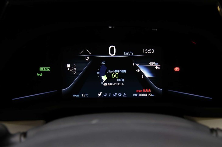 メーターパネルは、8インチのカラー液晶。カラー表示のヘッドアップディスプレイも備わる。