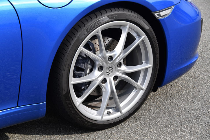 タイヤサイズは前＝235/40ZR19、後ろ＝295/35ZR19が標準だが、試乗車には20インチサイズのホイールとタイヤが装着されていた。