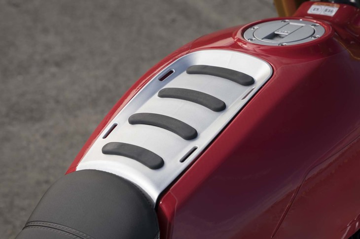 樹脂製タンクカバーの上面には、純正タンクバッグの装着スペースが確保されている。なお、内部にあるガソリンタンクも樹脂製となっている。