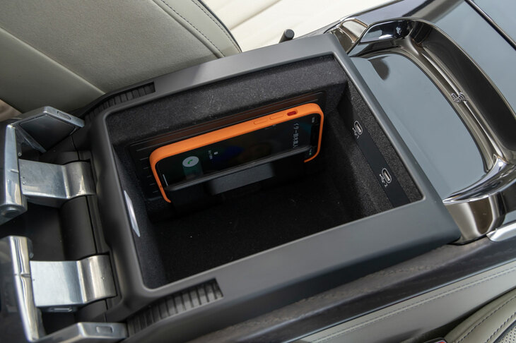 センターコンソールボックスには、2個のUSB Type-Cポートとワイヤレスチャージャーを装備。後者は挟み込み式で、写真のように携帯端末を固定すると充電が行われる。