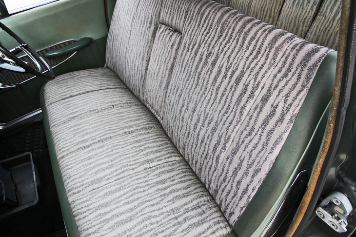 前出の「クラウン デラックス」のシート。ラメ入りの虎柄のような生地は、見ようによってはヤンキー系カスタムのようだが、純正である。それはともかく、破れやほつれがまったくなく、すばらしい状態を保っている。