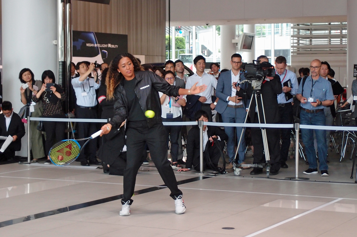 発表会場の日産ギャラリーには簡易のテニスコートも設けられ、テニスの経験がある星野専務と大坂選手のショートラリーが行われた。
