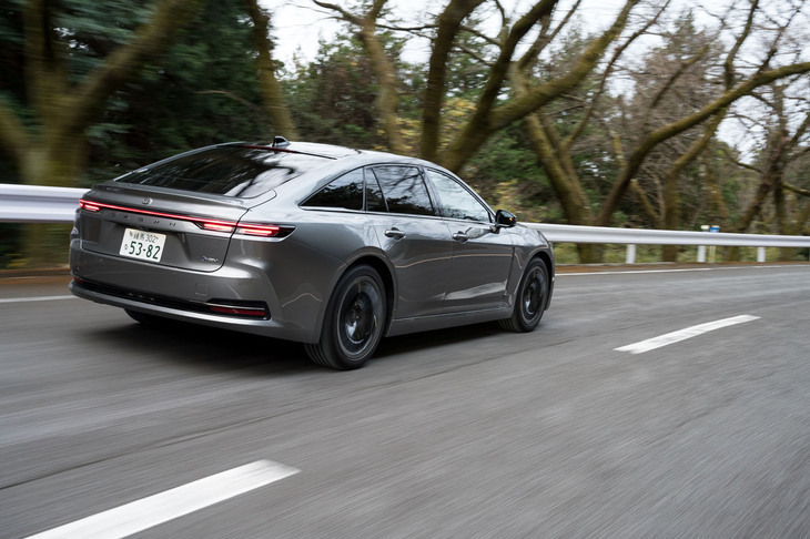 「リアコンフォート」モードはダンパーの伸びがスタンダードよりもゆっくりになるようだ。上下動が小さくなることが如実に感じられた。