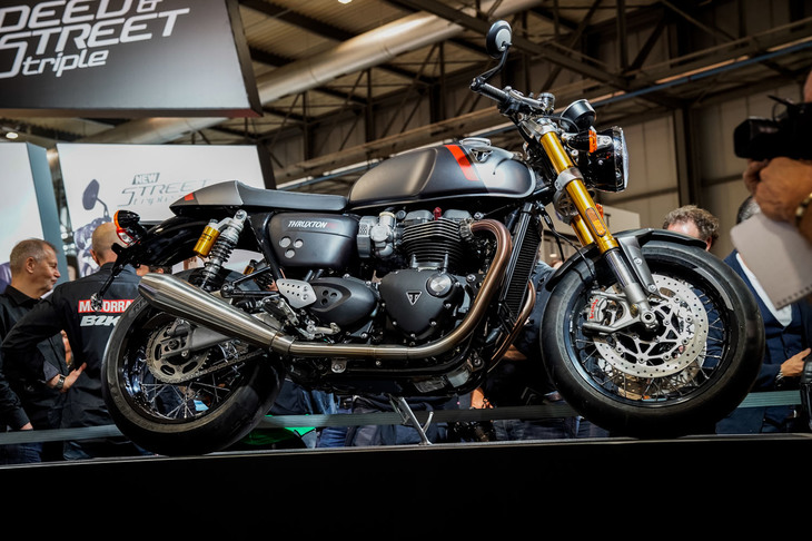 低く構えたセパレートハンドルを採用するなど、カフェレーサースタイルで人気の「トライアンフ・スラクストン」の上位モデルが「スラクストンRS」。前後にオーリンズ製のハイスペックサスペンションを採用。エンジンもパワーアップし、よりスポーティーで近代的なパフォーマンスが与えられている。