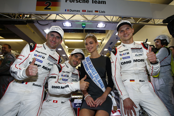 ポールポジション獲得を喜ぶ、2号車ポルシェのドライバーたち。写真左から、R.デュマ、N.ジャニ、ミス・ルマンを挟んでN.リーブ。