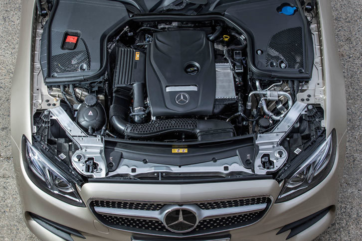 今のところ、新型「Eクラス クーペ」のエンジンは2リッター直4ディーゼルターボ、184ps仕様と254ps仕様の2種類の2リッター直4ガソリンターボ、3リッターV6ガソリンターボの4種類が用意される。