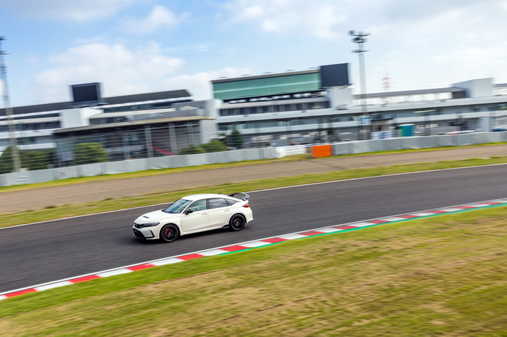 ボディーについては剛性の強化と同時に、樹脂製のテールゲートを使うなど軽量化も追求。サイズアップに伴う重量増を40kgに抑えている。