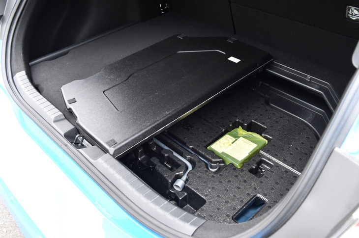 今回試乗したハイブリッド車の荷室。扉状に開くフロアボードが取り付けられていた。
