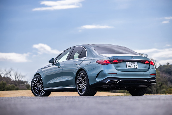 「E350eスポーツ エディションスター」のボディーサイズは全長×全幅×全高＝4960×1880×1485mmで、ホイールベースは2960mm。車両重量は2210kgと発表されている。