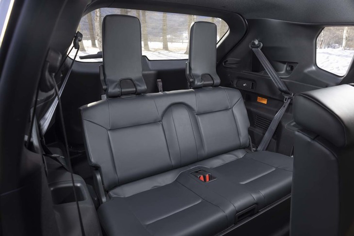 新型では「PHEV」でも3列目シートが選べるようになったのが新しい。サイズ的にはオケージョナルシートだが、床下にきっちりと収納できるので使わないときでも邪魔にならない。