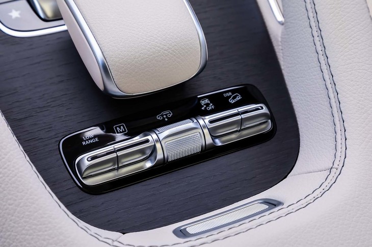 センターコンソールには走行にまつわるスイッチ類が並ぶ。左から「ローレンジ」「マニュアル変速モード」「車高の上げ下げ」「トラクションコントロール」「ダウンヒルスピードレギュレーション（＝ヒルディセントコントロール）」となっている。