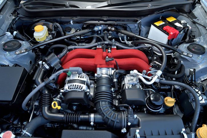 FA20型2リッターボクサー4自然吸気エンジンは207ps（6MT仕様）を生み出す。ストラットタワーとバルクヘッドが“フレキシブルVバー”で結ばれている。
