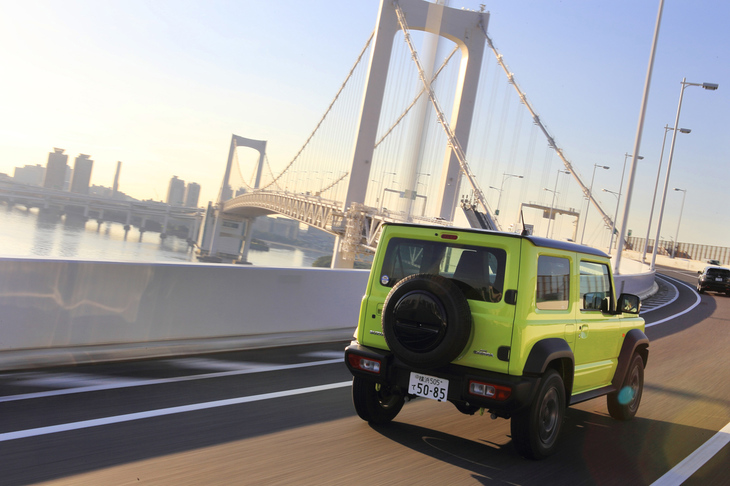 「ジムニーシエラ」は、高速走行時にストレスを感じさせないパワートレインの特性と、ワイドトレッドならではの走行安定性の高さが、「ジムニー」との大きな違いだった。