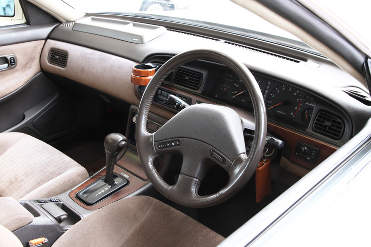 6代目「ローレル2000ツインカム24Vターボ メダリスト」のインテリア。メダリストの内装は本来ベロア張りだが、これもオーナーの好みで「クラブS」用のエクセーヌ仕上げに総交換したとのこと。