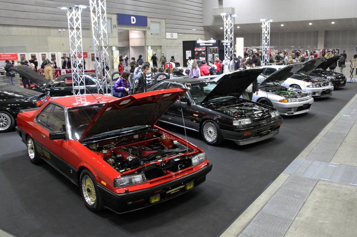 手前からR30の「ターボRS」、R31の「GTS-R」、Ｒ32～R34の「GT-R」と、6代目から10代目までの「日産スカイライン」の最強モデルを並べたSHIBATA/R31 HOUSEのブース。