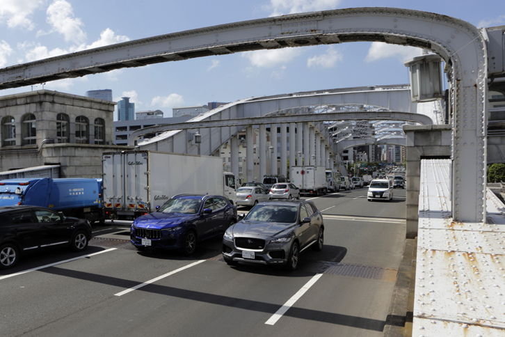 東京の下町を行く2台。これまでのSUVに対する見方が変わるほどのインパクトを、テスターに与えた。（photo：北畠主税）