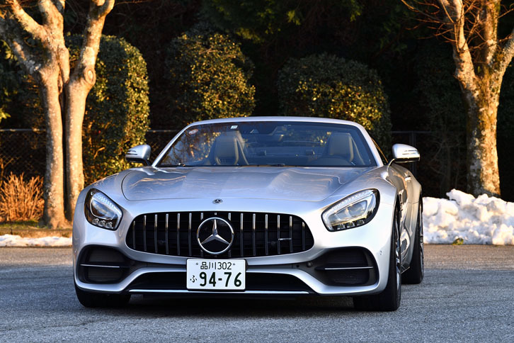 登場当初、15本の垂直方向のフィンで構成される「AMGパナメリカーナグリル」は「GT C」のトレードマークだったが、いまでは「AMG GT」シリーズの“標準装備”となった。