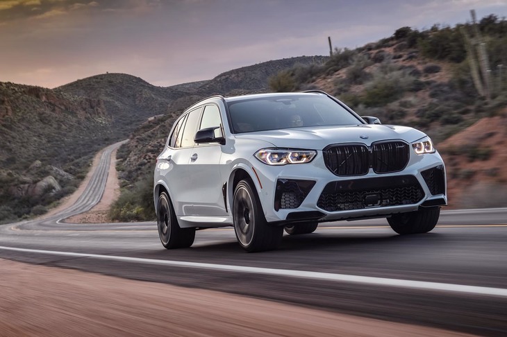 「X5 Mコンペティション」（写真）、「X6 Mコンペティション」とも、ブラックのキドニーグリルや専用デザインのミラーキャップが外観上の特徴となっている。