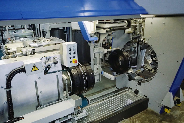 タイヤの構成素材を組み合わせ、“グリーンタイヤ”を作る成形工程。各タイヤにはここでバーコードが振られ、個別に情報管理されるようになる。