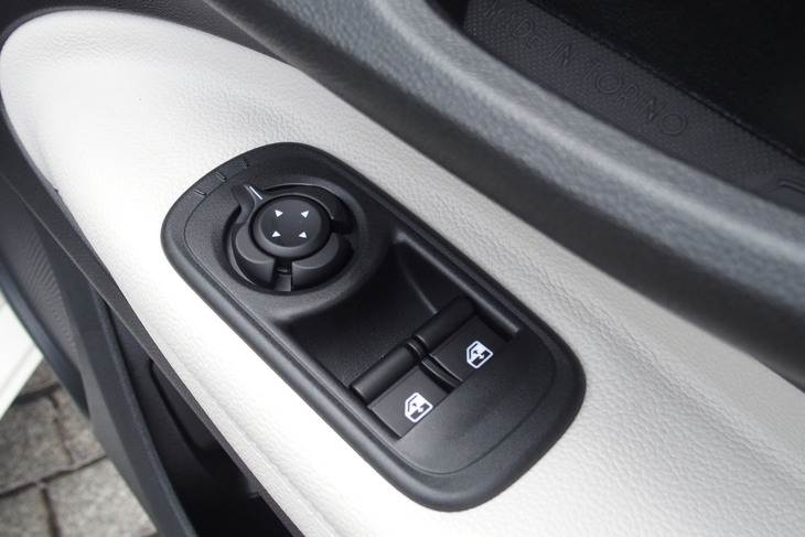 フィアット500eオープン（パワーウィンドウスイッチ）