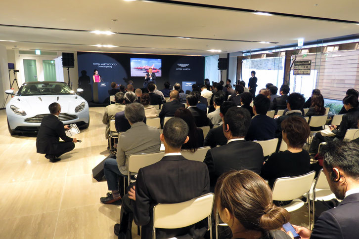ショールームで催されたオープニングセレモニーの様子。本格的な営業が開始されると、ここにアストンマーティンの最新モデルが並べられることとなる。