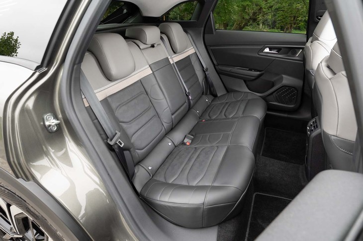 「C5エアクロスSUV」とは異なり後席は3座独立タイプではない。センターアームレストを展開して左右の乗員がゆったりくつろげるスペースだ。