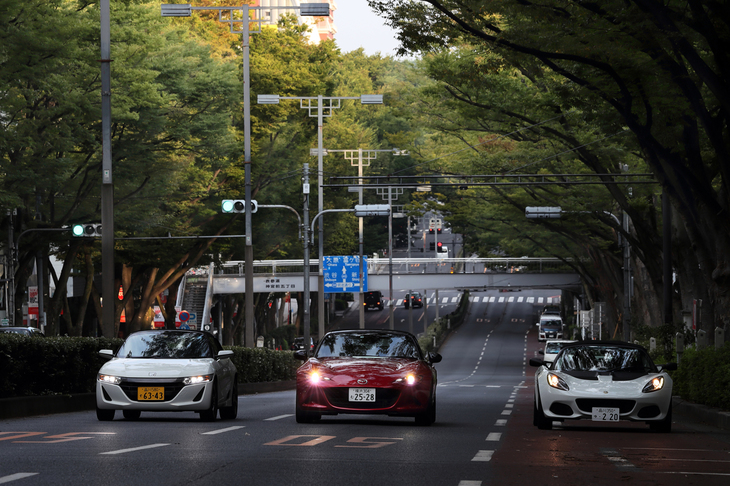 シティーカー特集のスポーツカーカテゴリーには「ホンダS660」「マツダ・ロードスター」「ロータス・エリーゼ」をセレクト。2シーターのオープンカーは街にどのように映えるでしょうか。