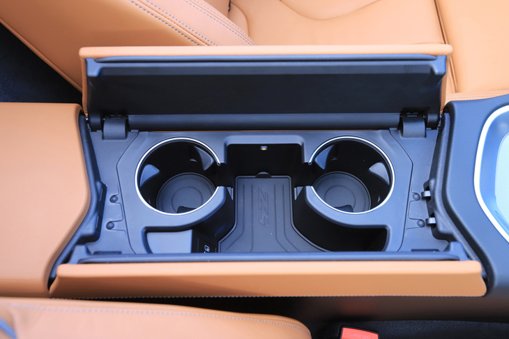 センターアームレストのふたを開けると、2つのカップホルダーと小物入れが姿を現す。