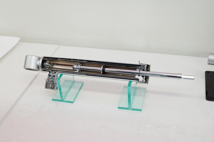 可変ダンパーのカット模型。ダンパー自体の構造は、基本的に純正の「ハイエース」用と共通。そこに可変制御機構を組み合わせるとともに、ロッドの径をφ12.5からφ16に変更し、オイルの流量を増大させたものとなっている。