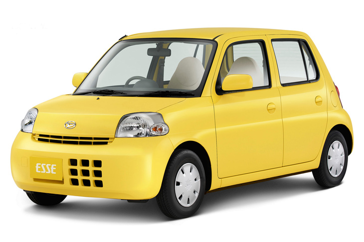 経済性を追求したベーシックモデルとして2005年に登場した「ダイハツ・エッセ」。リアゲートを傾斜されるとともに、ボディー下部を前後に張り出させた“末広がり型”のフォルムが特徴だった。