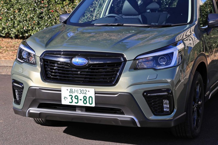 フロントまわりではブラック塗装のフロントグリルやグレーメタリックのフォグランプカバーが「スポーツ」専用だ。