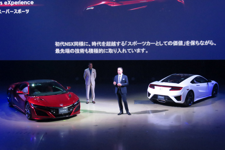 新型「NSX」の特徴を語るテッド・クラウス氏。同車には素早いアクセルレスポンスと、トルクベクタリング機能がかなえる高いコーナリング性能が特徴のハイブリッドシステム「スポーツハイブリッドSH-AWD」が搭載されている。