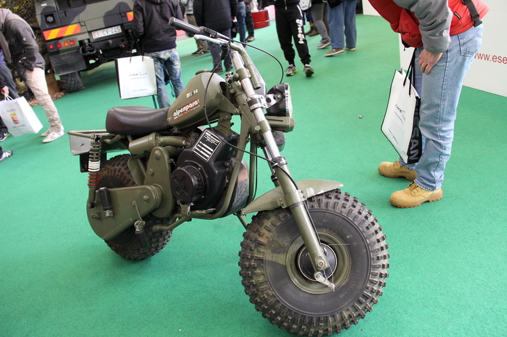 パラシュートで投下する204ccのモーターサイクル「MLA」。地上に着地後は2分で乗車できる仕様である。