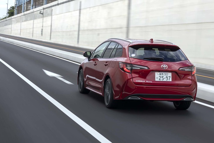 パワーユニットは最高出力170PS、最大トルク202N・mを発生する2リッター直4自然吸気のダイナミックフォースエンジン。「RAV4」と「ハリアー」（同171PS／同207N・m）、「レクサスUX」（同174PS／同209N・m）よりもスペックが抑えられている。