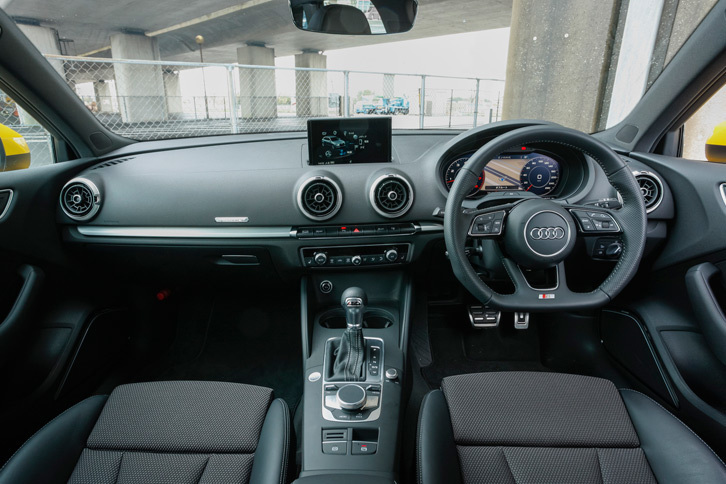 光沢を抑えたアルミパーツなどでスポーティーな印象に仕上げられた「Sラインパッケージ」のインテリア。