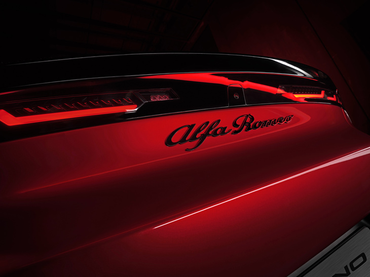 アルファ・ロメオ・ミラノ（「Alfa Romeo」バッジ）