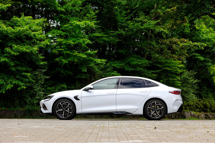 ボディーの全長は4800mm。「メルセデス・ベンツCクラス」や「BMW 3シリーズ」などがサイズ的なライバルになる。