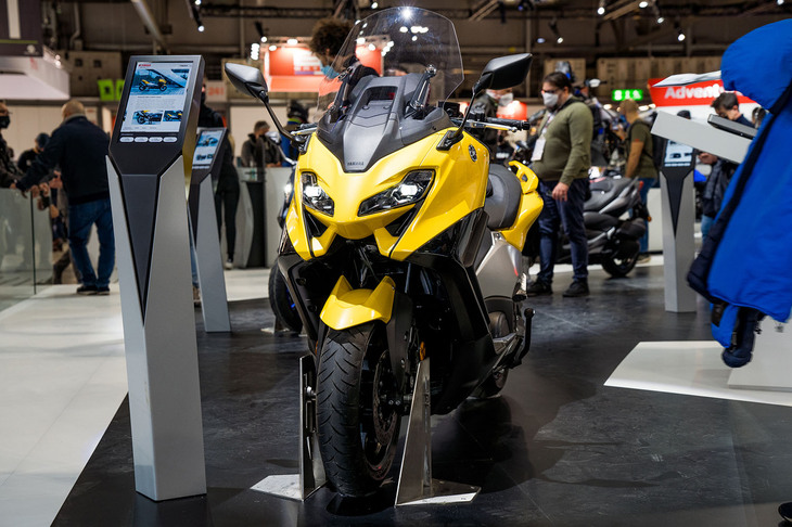 大排気量スポーツスクーターカテゴリーで気を吐く「ヤマハTMAX」もモデルチェンジされた。これまでストリームラインを貫いてきたボディーデザインを一新。ヘッドランプまわりに彫りの深い切り返しやエアインテークを採用するなど、欧州では“マンガデザイン”とも呼ばれる、カクカクとしたスポーツバイクのトレンドが取り入れられた。また大型カラーディスプレイに加えてジョイスティックコントローラーを採用するなど、インターフェイスの操作性向上も図っている。